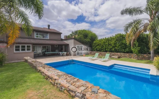 Chalet con Piscina en Lomas de la Tahona