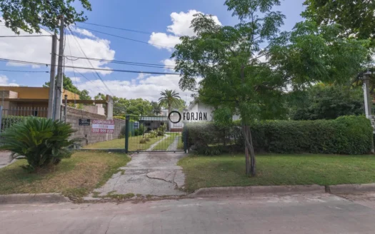 Terreno con 3 Viviendas en Carrasco Norte