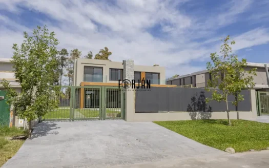 Casa con Piscina en Parques de Carrasco