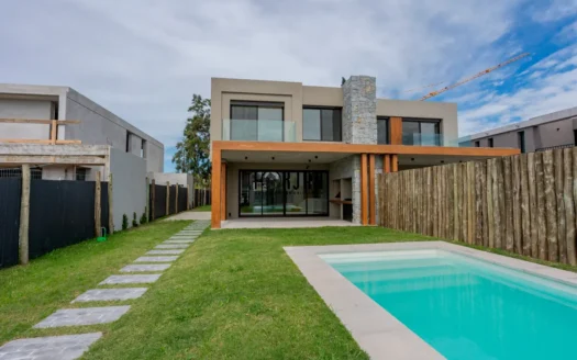 Casa con Piscina en Parques de Carrasco