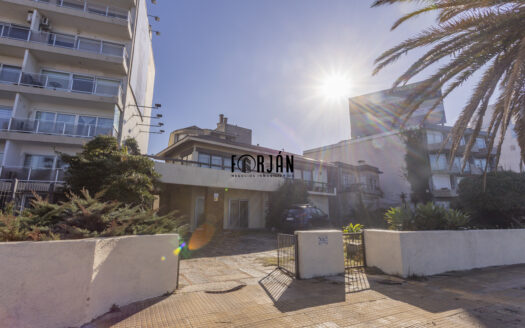 Terreno con 2 Casas frente al Mar en Malvin