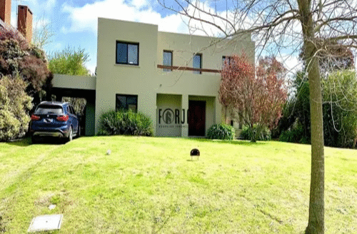 Casa con Cochera en la Tahona