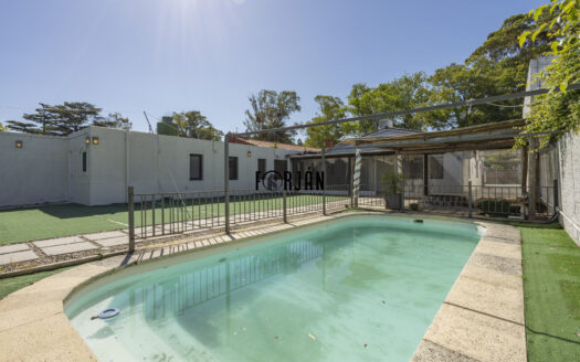 Casa Familiar con Gran Terreno en Carrasco
