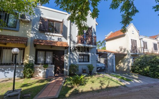 Casa con Cochera en Solymar