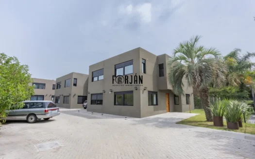 Casa de 3 Dormitorios y Cochera en Carrasco Norte