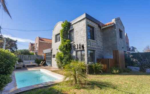 Excelente Casa con Piscina y Cochera en Lagomar